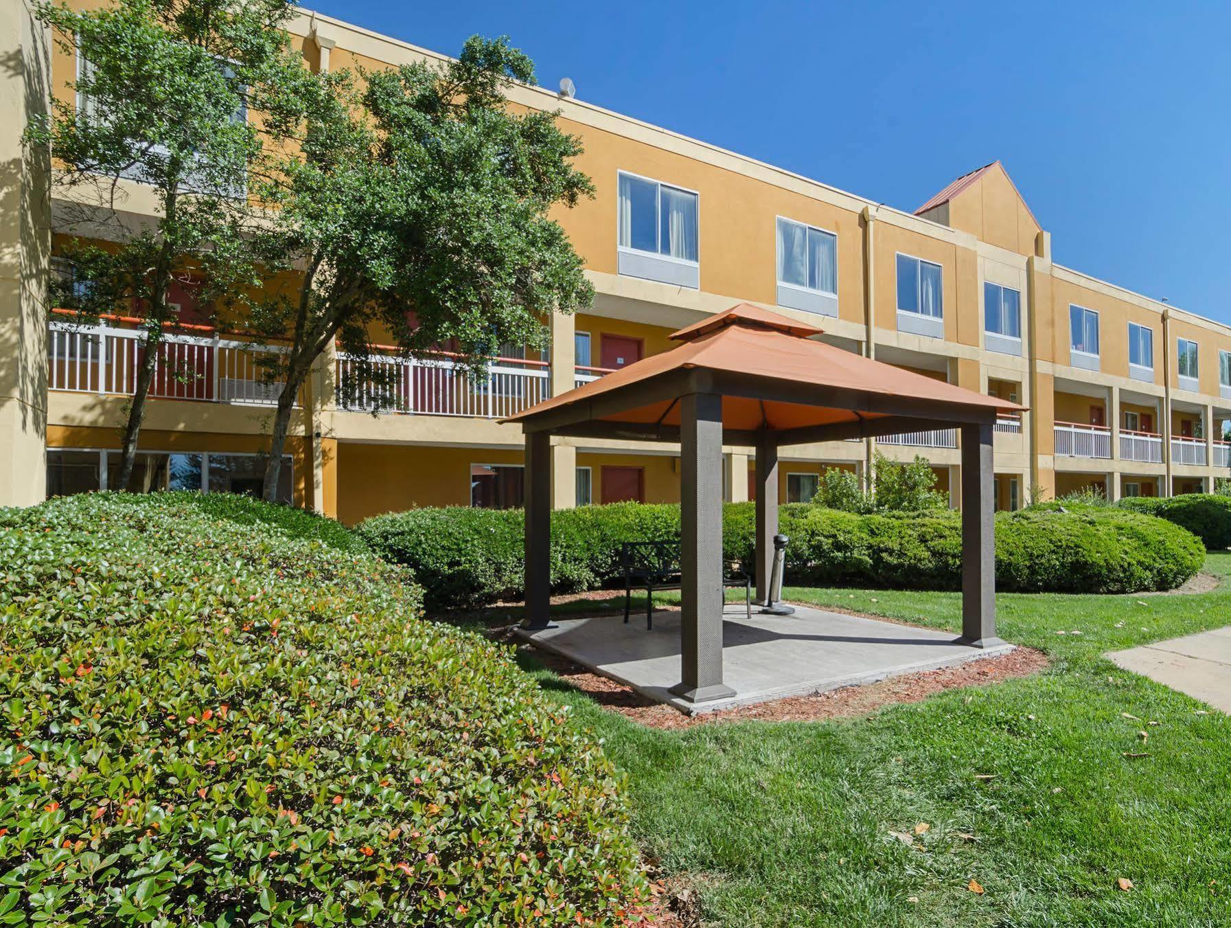 Surestay Plus Hotel By Best Western Durham Medical Center Екстер'єр фото